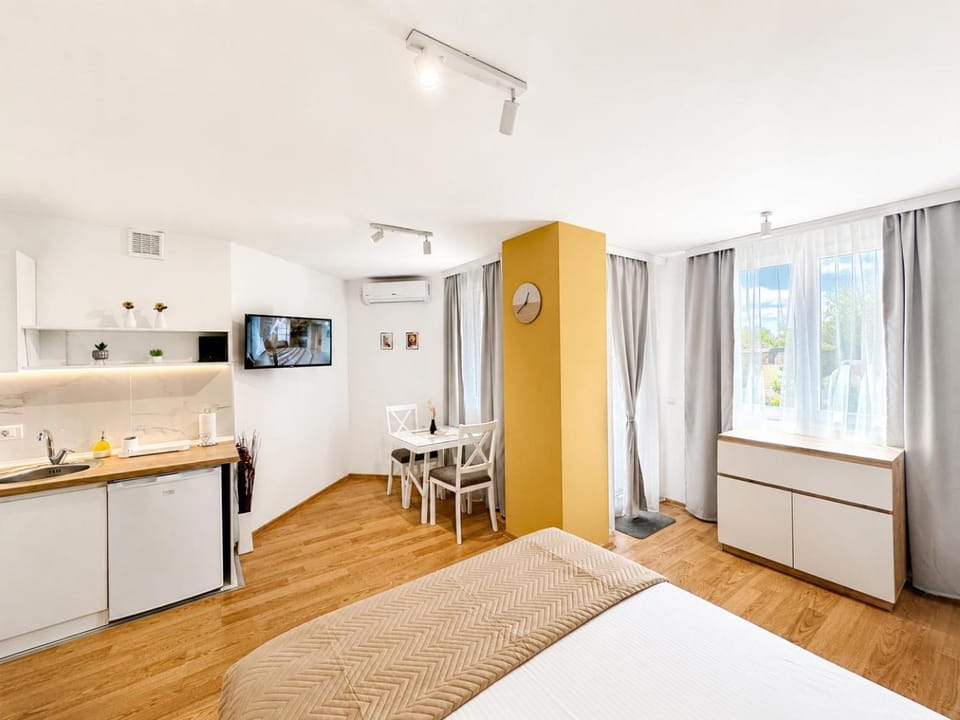 Bed, TV and multimedia, Kitchen or kitchenette, Dining area, Bedroom, air conditioner