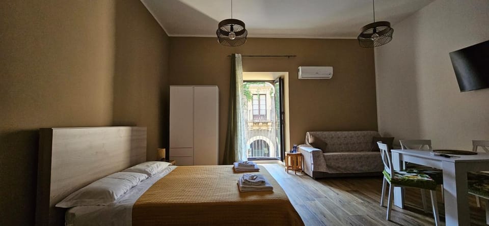 Bed, TV and multimedia, Living room, Photo of the whole room, Bedroom, towels, air conditioner