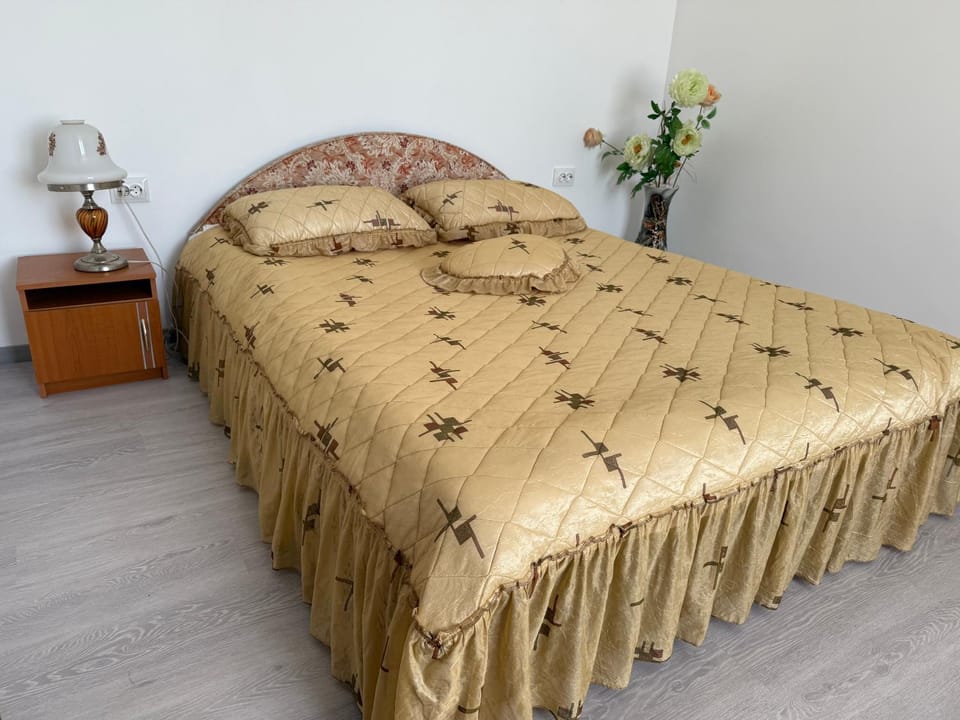 Bedroom, internet, wardrobe, air conditioner