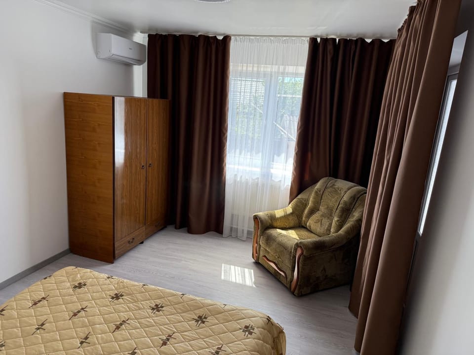 Bedroom, internet, wardrobe, air conditioner
