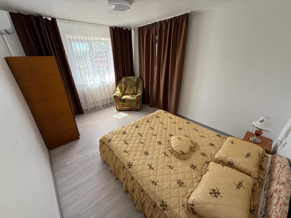 Bedroom, internet, wardrobe, air conditioner