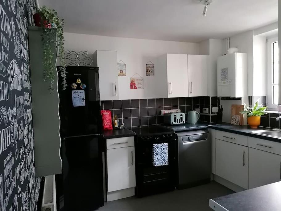 Coffee/tea facilities, Kitchen or kitchenette, dishwasher, oven, stove, toaster