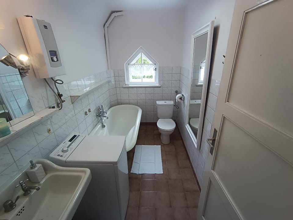 Toilet, Bathroom, Bath, towels, Internal: Not applicable to any particular room