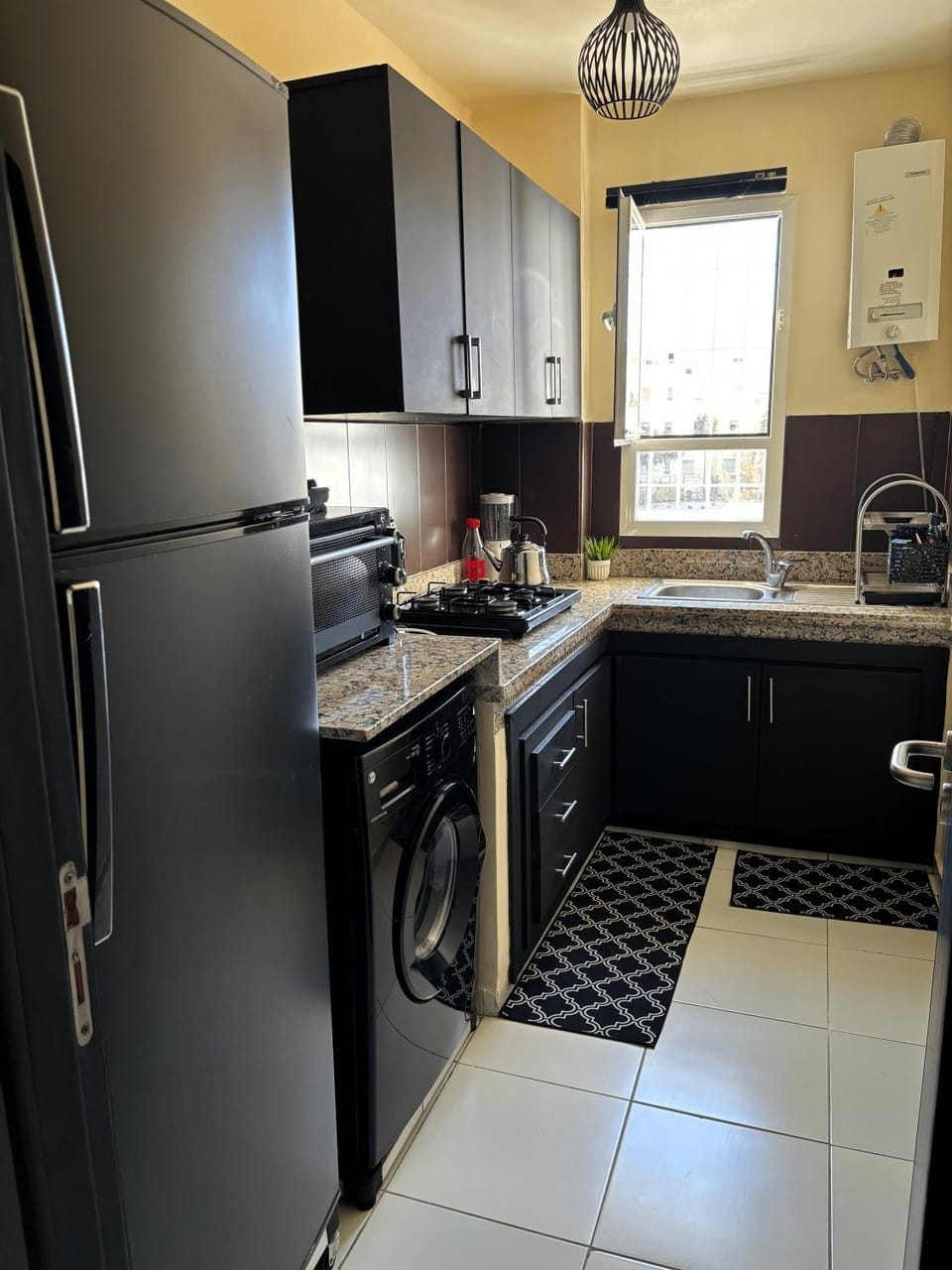 Kitchen or kitchenette, minibar, oven, stove, washing machine