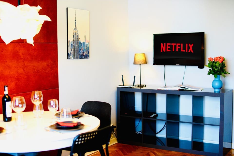 TV and multimedia, Food and drinks, Dining area, Evening entertainment