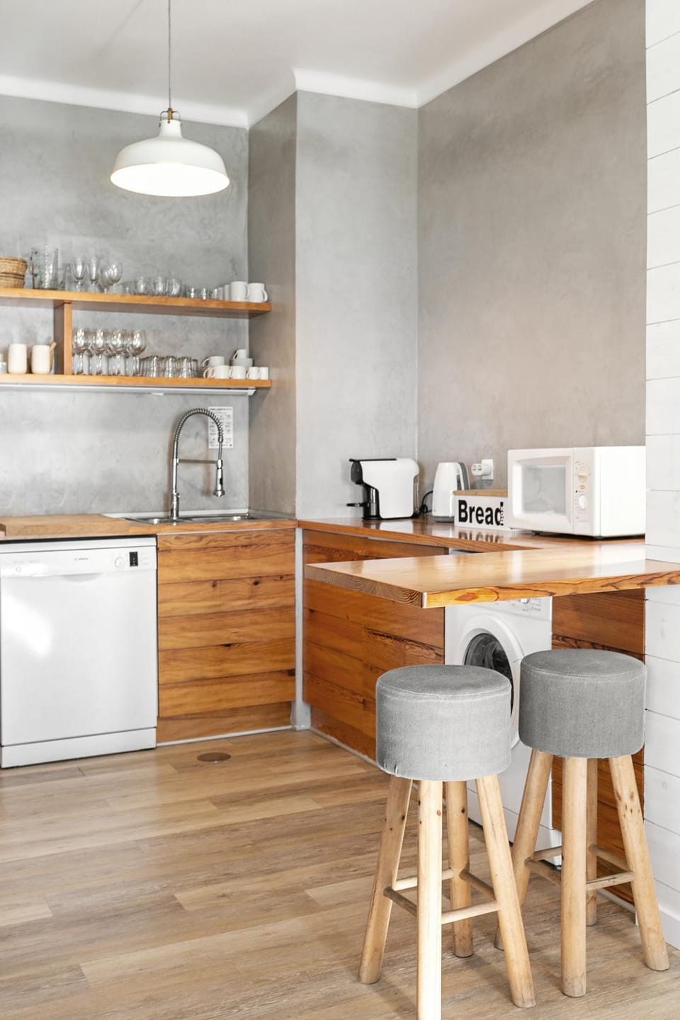 Coffee/tea facilities, Kitchen or kitchenette, Dining area, stove