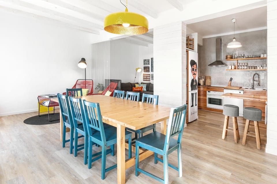 Kitchen or kitchenette, Living room, Seating area, Dining area