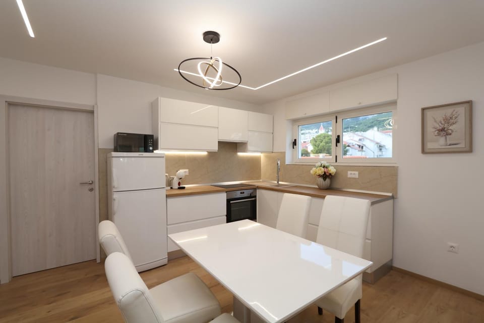 Kitchen or kitchenette, Dining area, dishwasher, oven, stove
