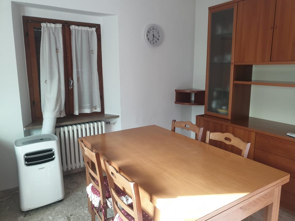 Kitchen or kitchenette, Dining area, air conditioner