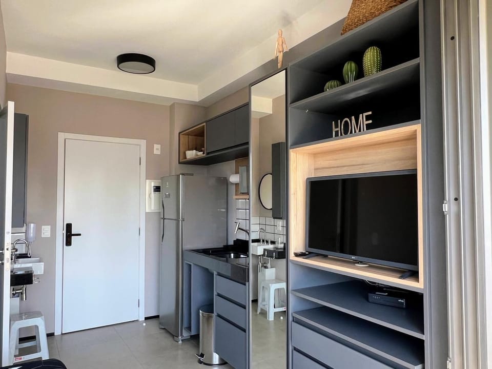 Kitchen or kitchenette, minibar, oven, stove