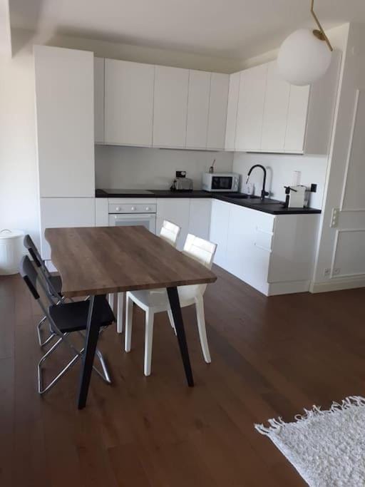Kitchen or kitchenette, Dining area, stove