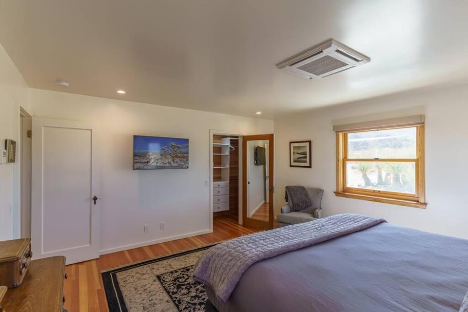 Bed, TV and multimedia, Bedroom