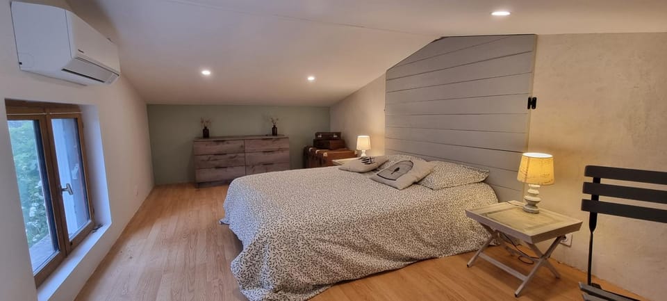 Bed, Photo of the whole room, Bedroom, air conditioner