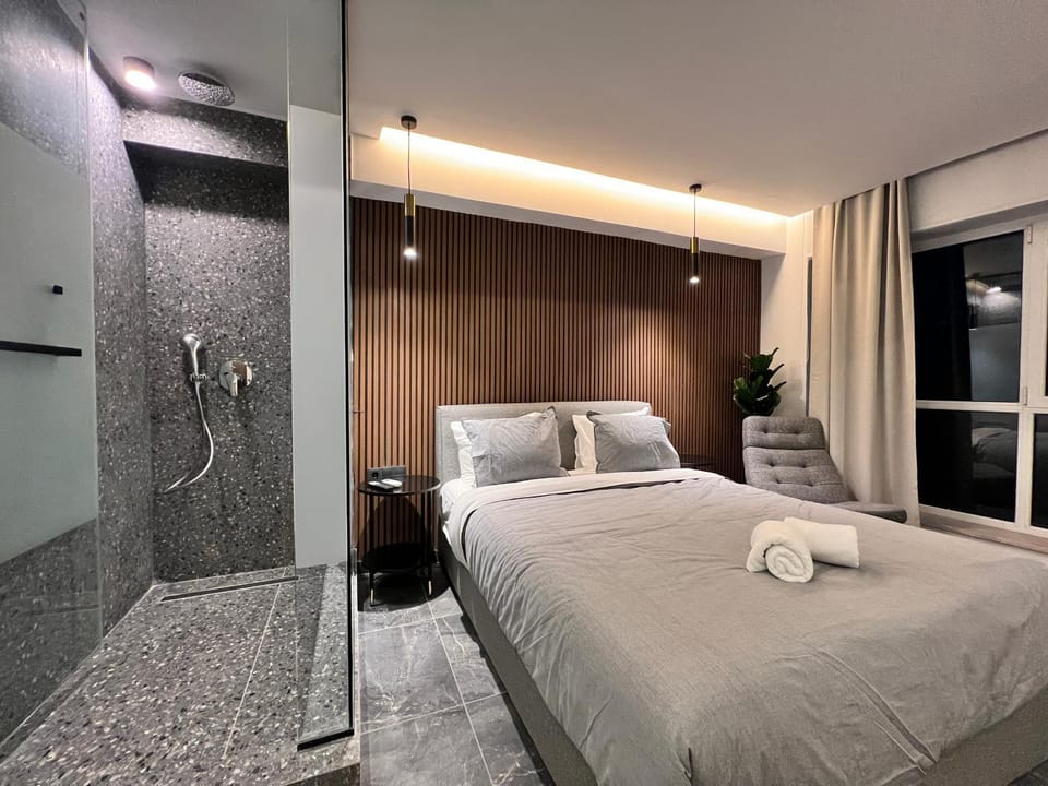 Shower, Bed, Photo of the whole room, Bedroom, towels