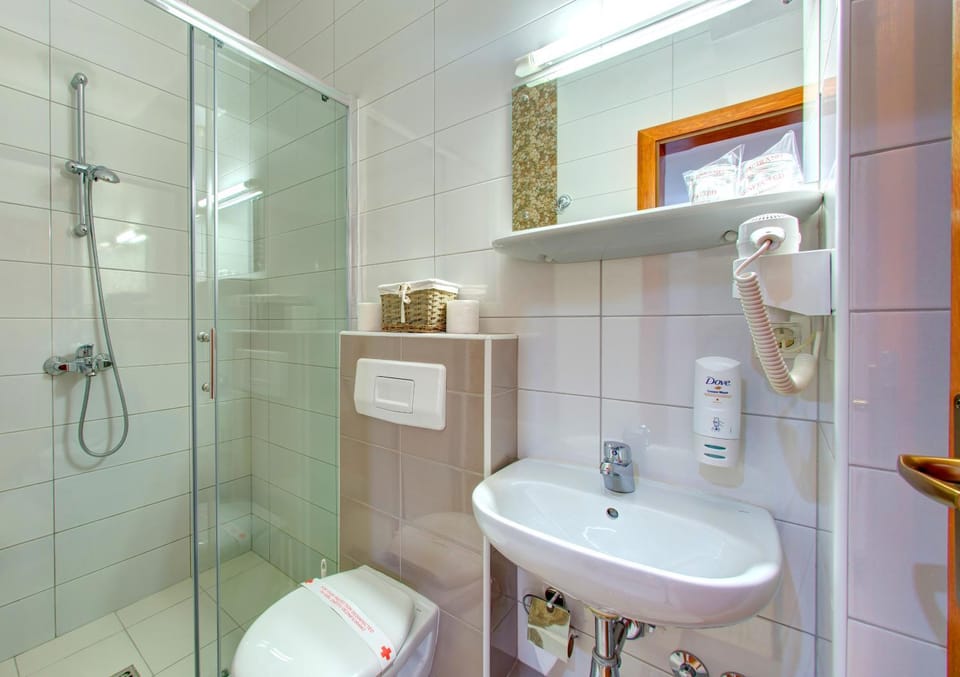 Shower, Toilet, Bathroom, towels