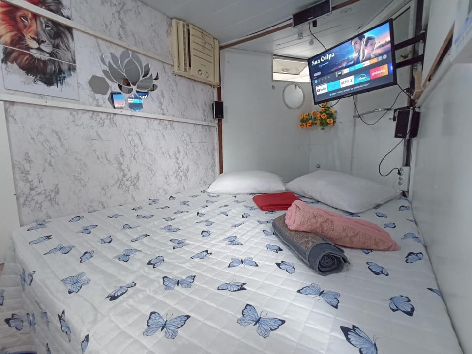 Bed, TV and multimedia, Photo of the whole room, Bedroom, towels
