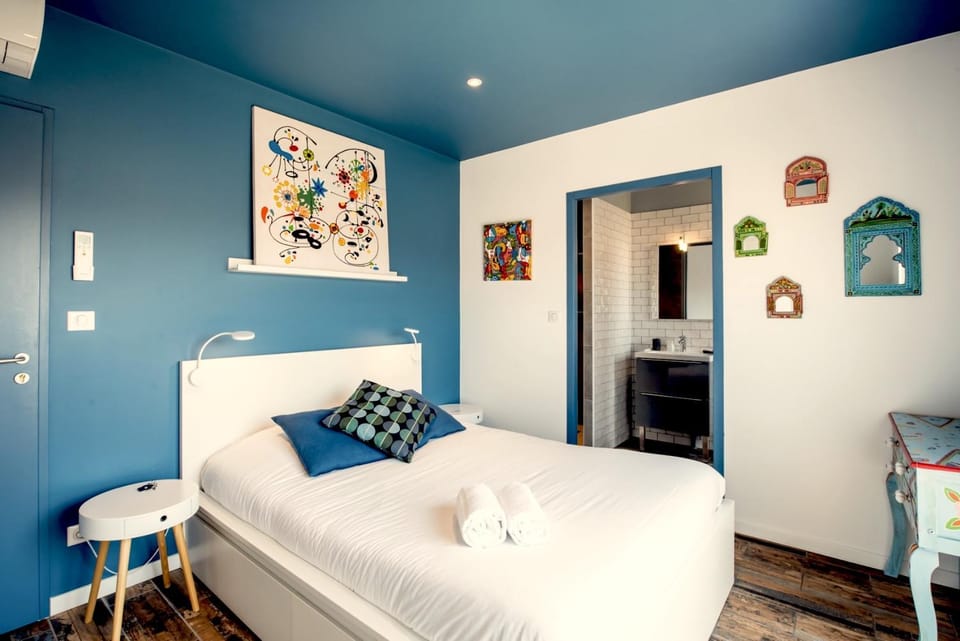 Photo of the whole room, Bedroom, City view, Garden view