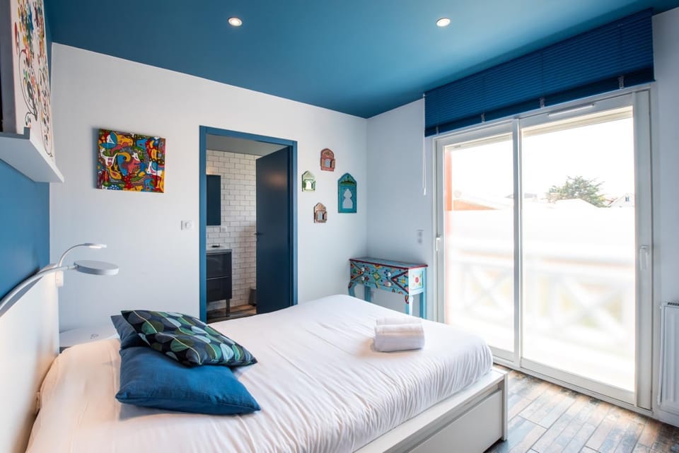 Photo of the whole room, Bedroom, City view, Garden view