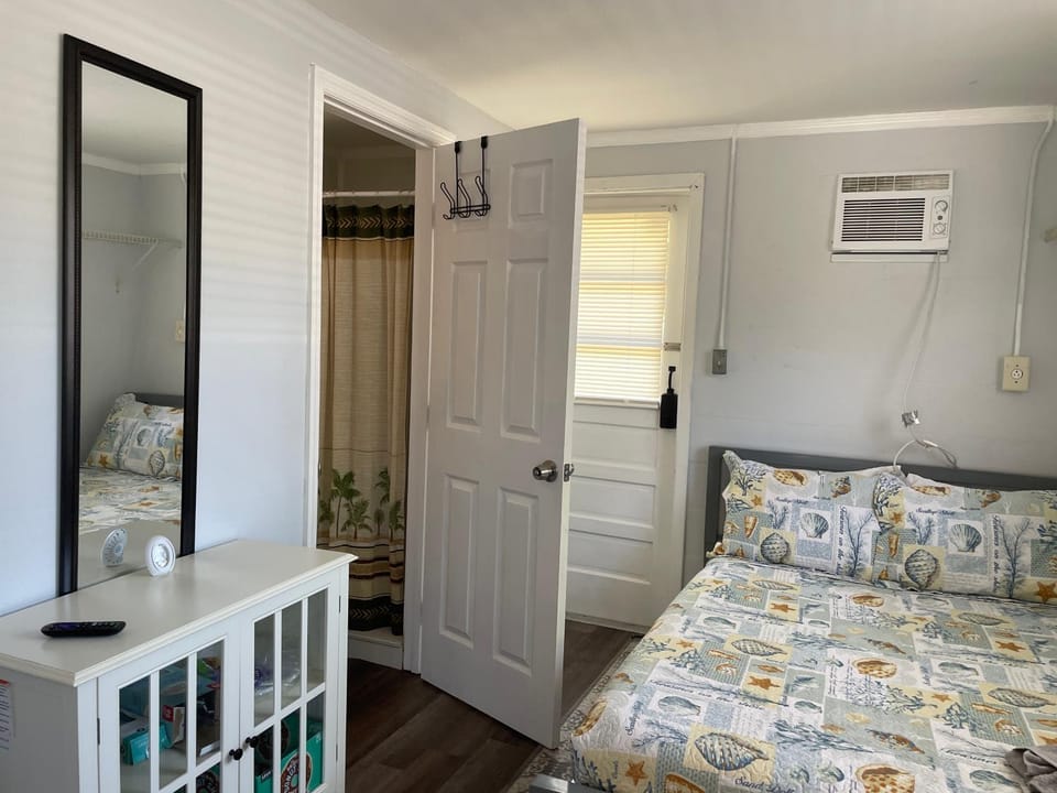 Bed, Photo of the whole room, Bedroom, air conditioner