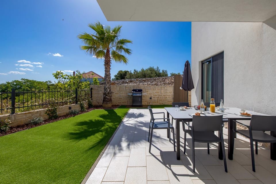 Patio, Garden, Garden, View (from property/room), Balcony/Terrace, Dining area, Garden view