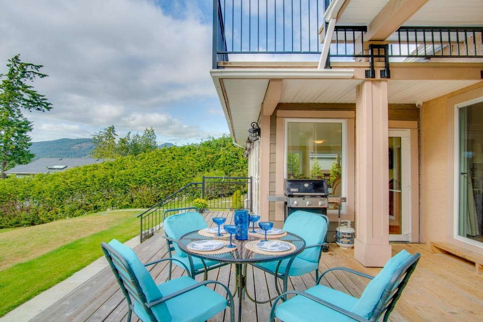 Property building, Patio, Spring, Day, Natural landscape, Garden, View (from property/room), Balcony/Terrace, Seating area, Dining area, Garden view, Mountain view, Sea view, Sunrise, Sunset