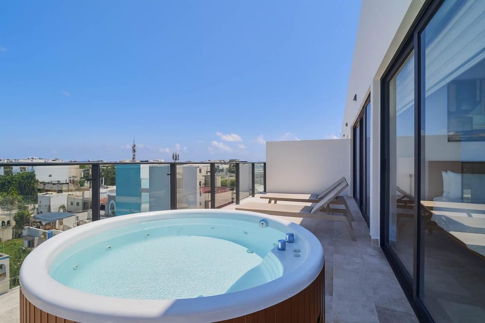 Hot Tub, View (from property/room), Balcony/Terrace, Balcony/Terrace, City view, Swimming pool