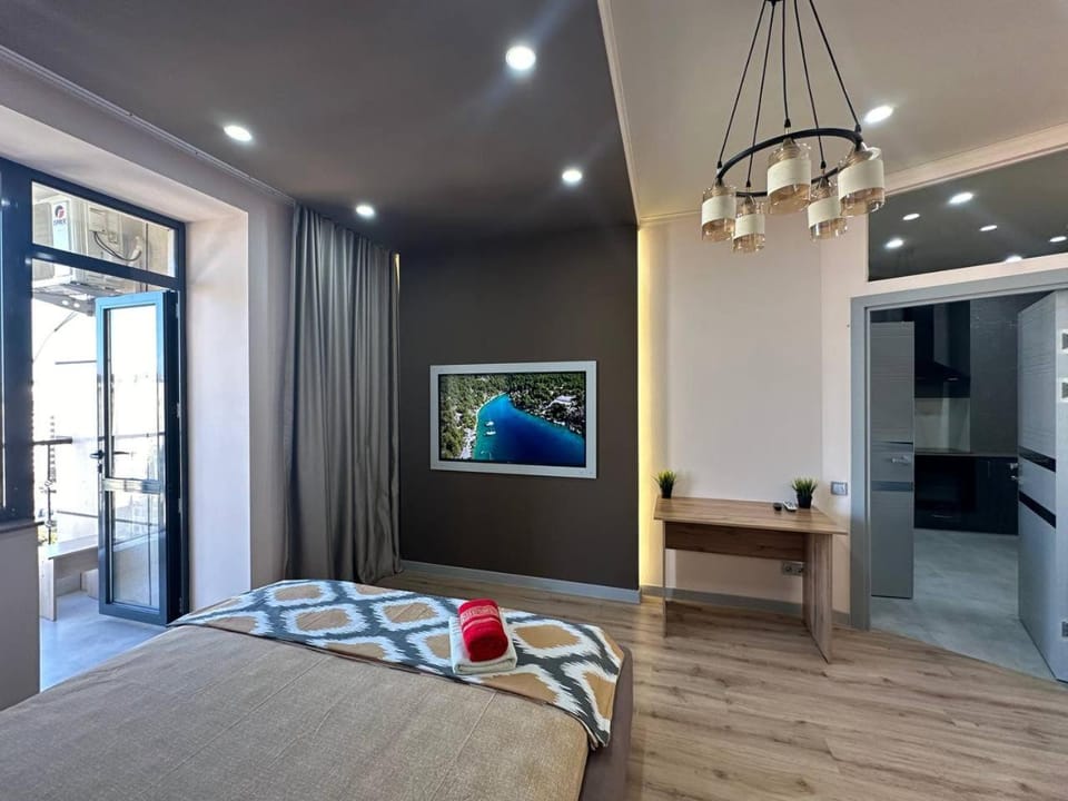 Bed, TV and multimedia, Bedroom
