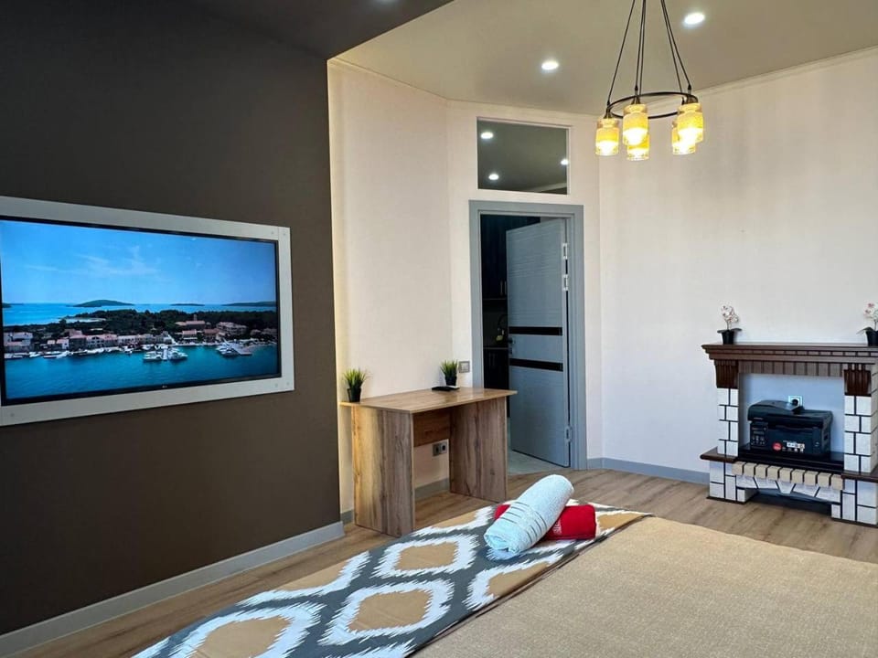 Bed, TV and multimedia, Bedroom