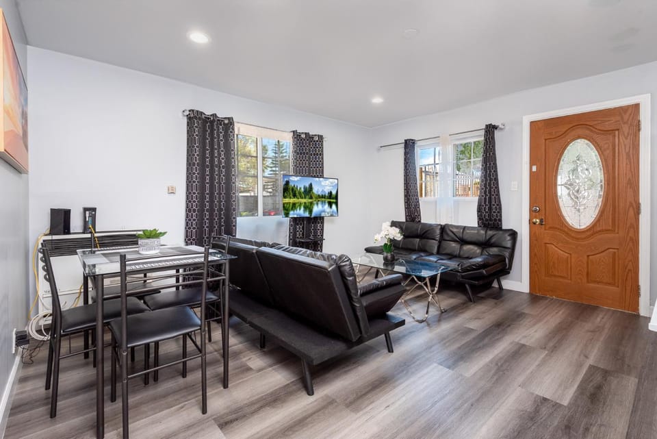 Deluxe Modern 2BR Apt in Prime Location Apartment in Hollywood