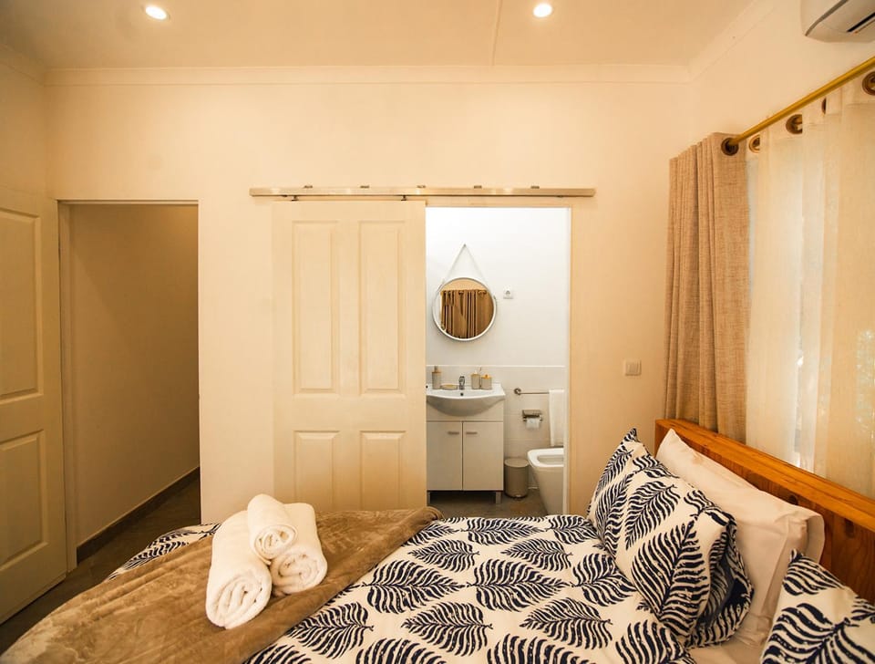 Bed, Bathroom, Photo of the whole room, Bedroom, towels