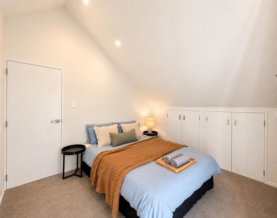 Cozy Top-Floor Stay with Private Bathrooms & Free Parking Bed and Breakfast in Auckland