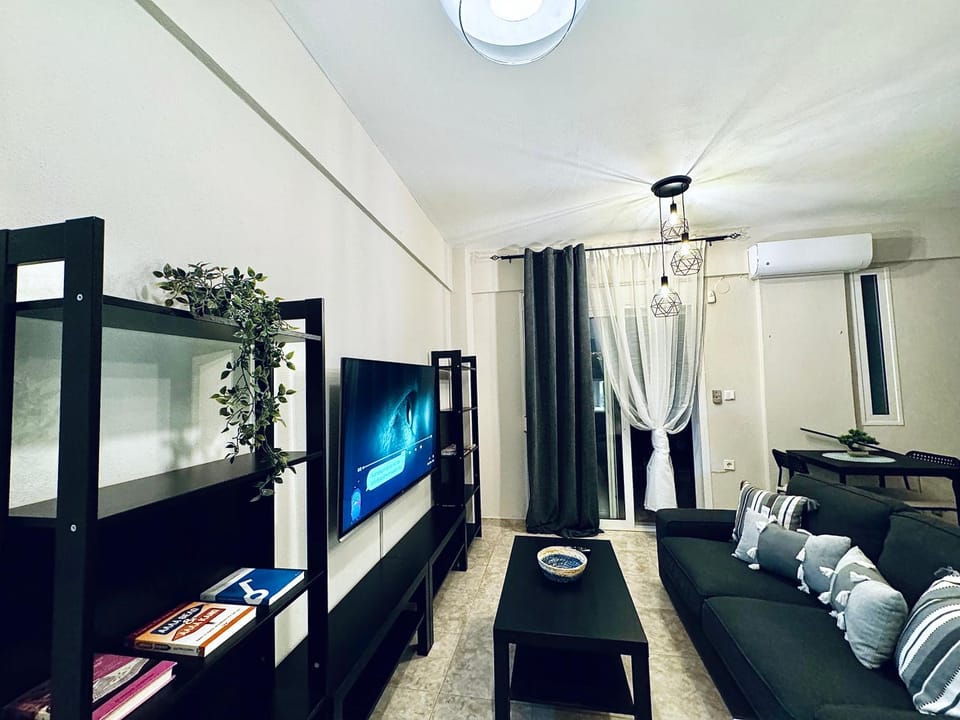 TV and multimedia, Living room, Photo of the whole room, Seating area, Evening entertainment, air conditioner