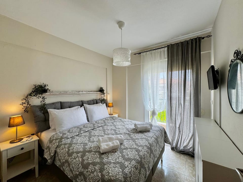 Bed, Day, TV and multimedia, Photo of the whole room, Decorative detail, Bedroom