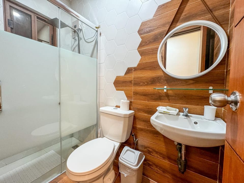 Shower, Toilet, Bathroom, bidet, towels