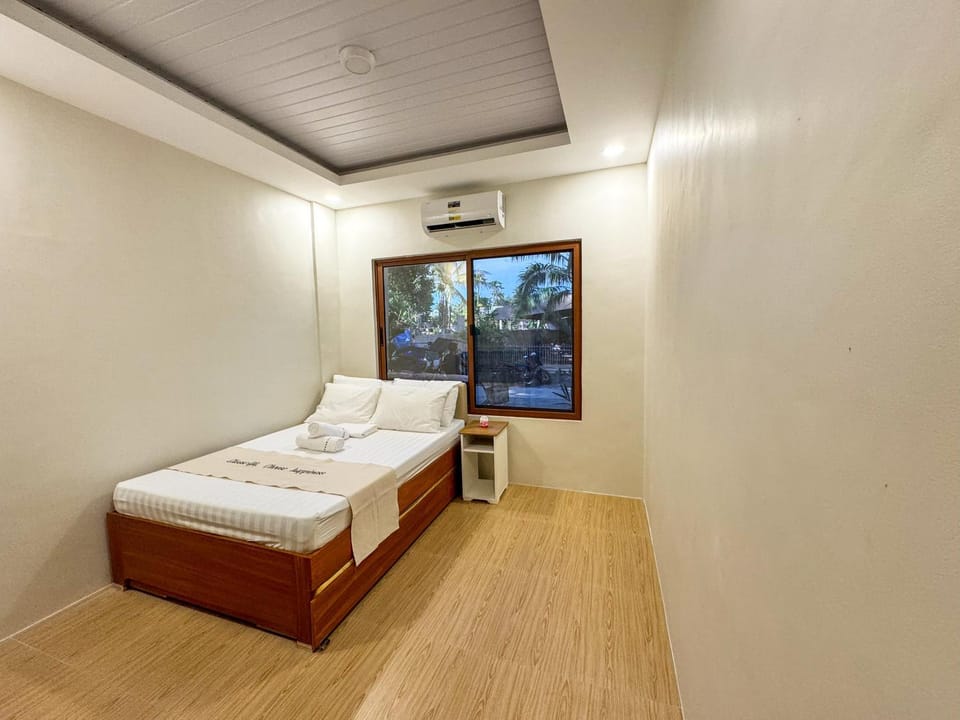 Bed, Photo of the whole room, Bedroom, towels, air conditioner