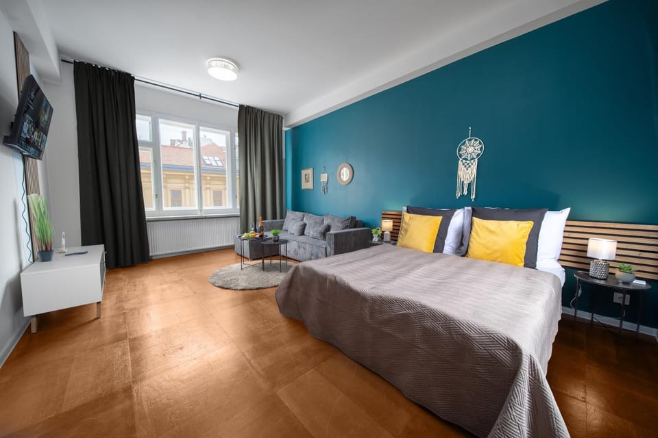 Bed, TV and multimedia, Living room, Photo of the whole room