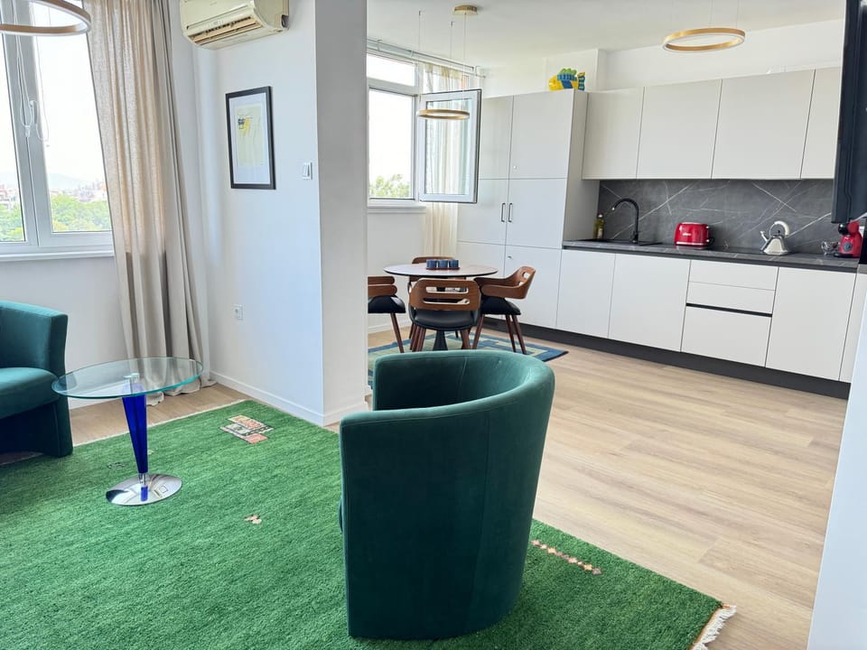 Kitchen or kitchenette, Living room, Seating area, Dining area