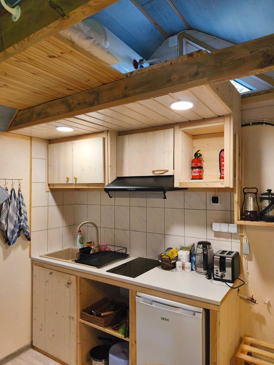 Coffee/tea facilities, Kitchen or kitchenette, stove, toaster