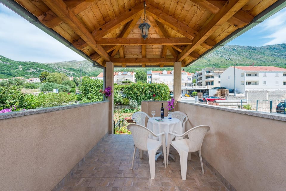 Patio, Natural landscape, View (from property/room), Balcony/Terrace, Garden view, Mountain view