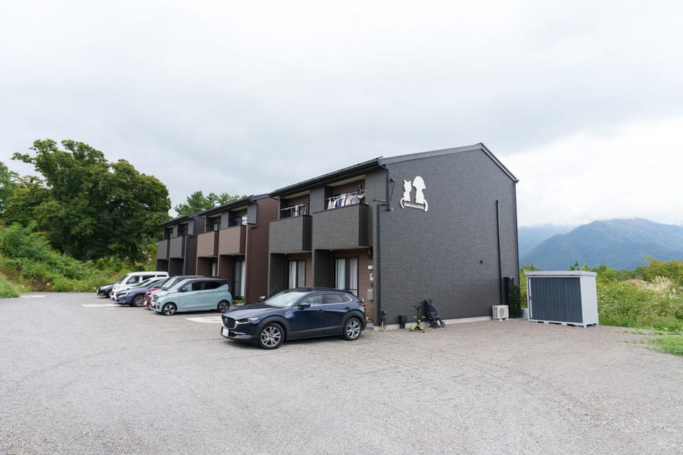 Property building, Day, Neighbourhood, Natural landscape, Mountain view, Parking