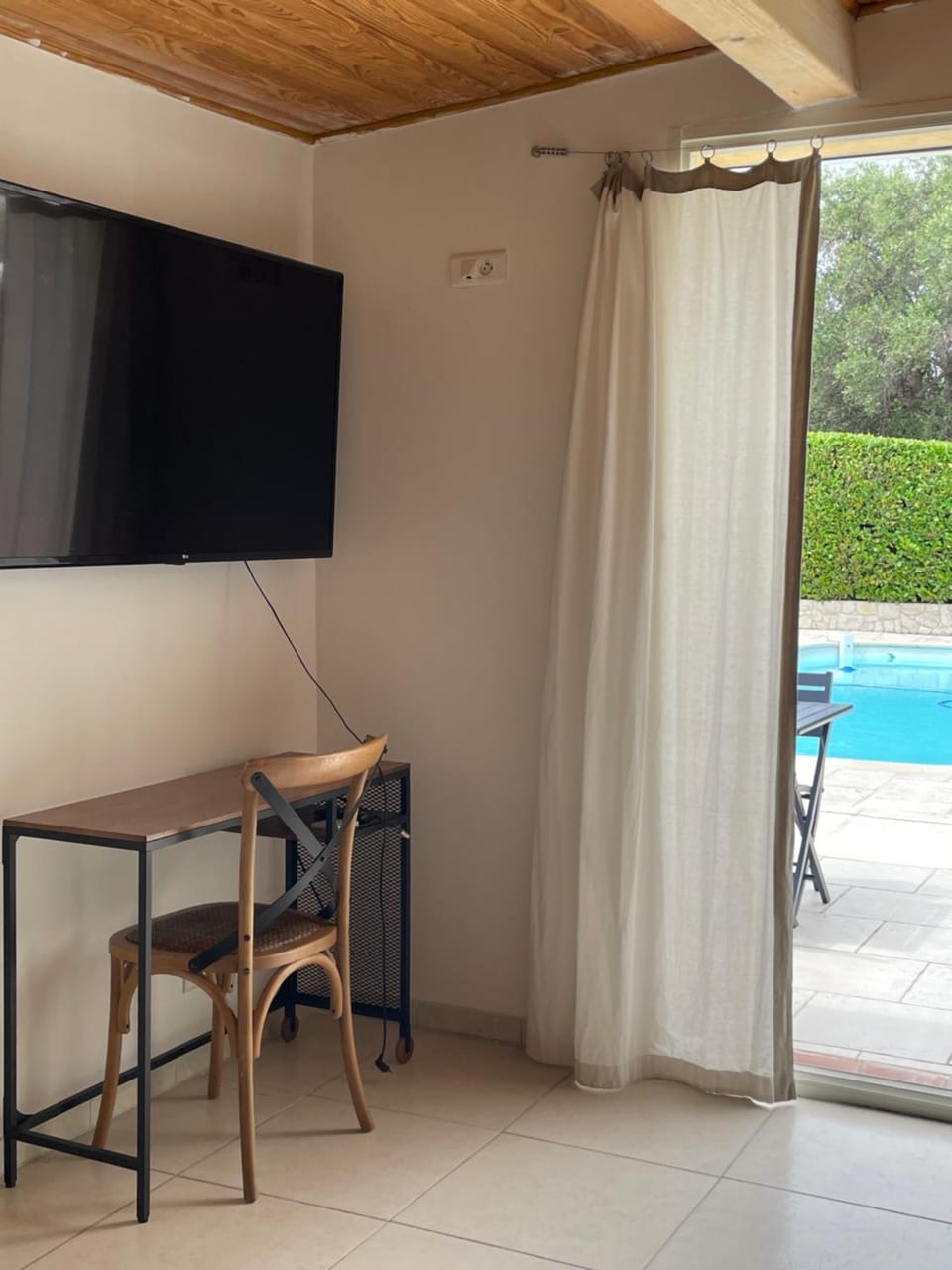 Communal lounge/ TV room, Pool view