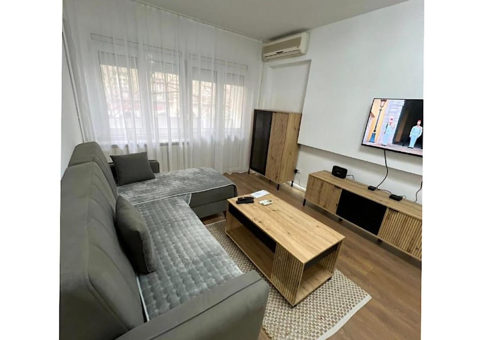 Communal lounge/ TV room, Living room, Seating area, City view, air conditioner