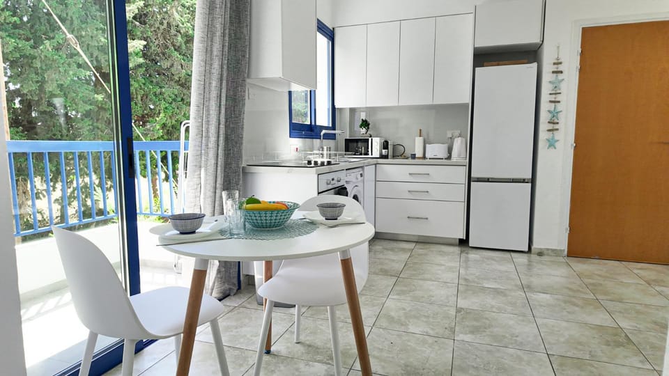 Coffee/tea facilities, Kitchen or kitchenette, Dining area, oven, stove, toaster