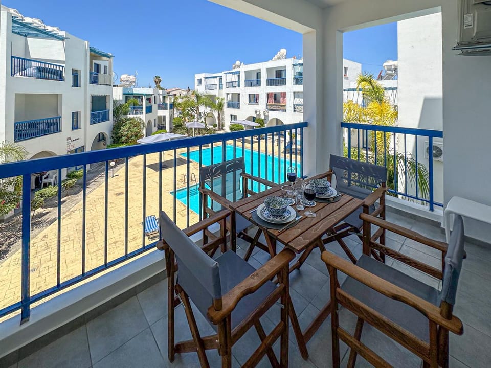 Property building, Patio, Balcony/Terrace, Balcony/Terrace, Dining area, Pool view, Swimming pool
