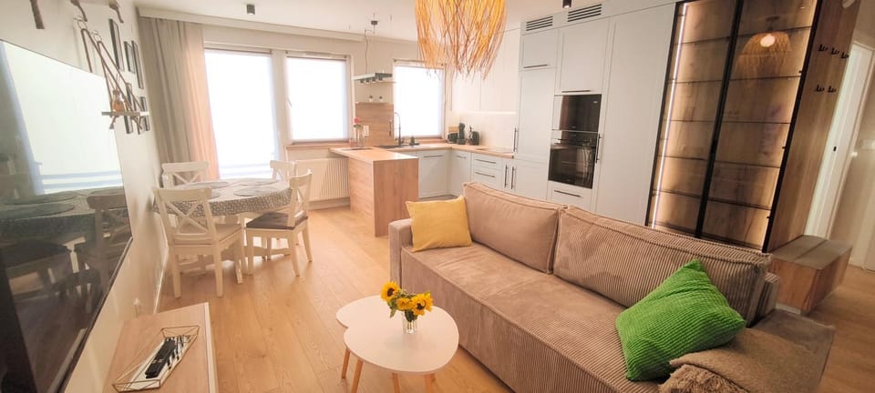 TV and multimedia, Kitchen or kitchenette, Living room, Seating area, Dining area