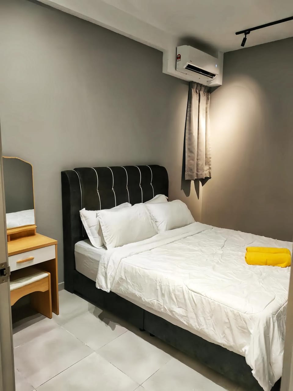 Bed, Bedroom, towels, air conditioner