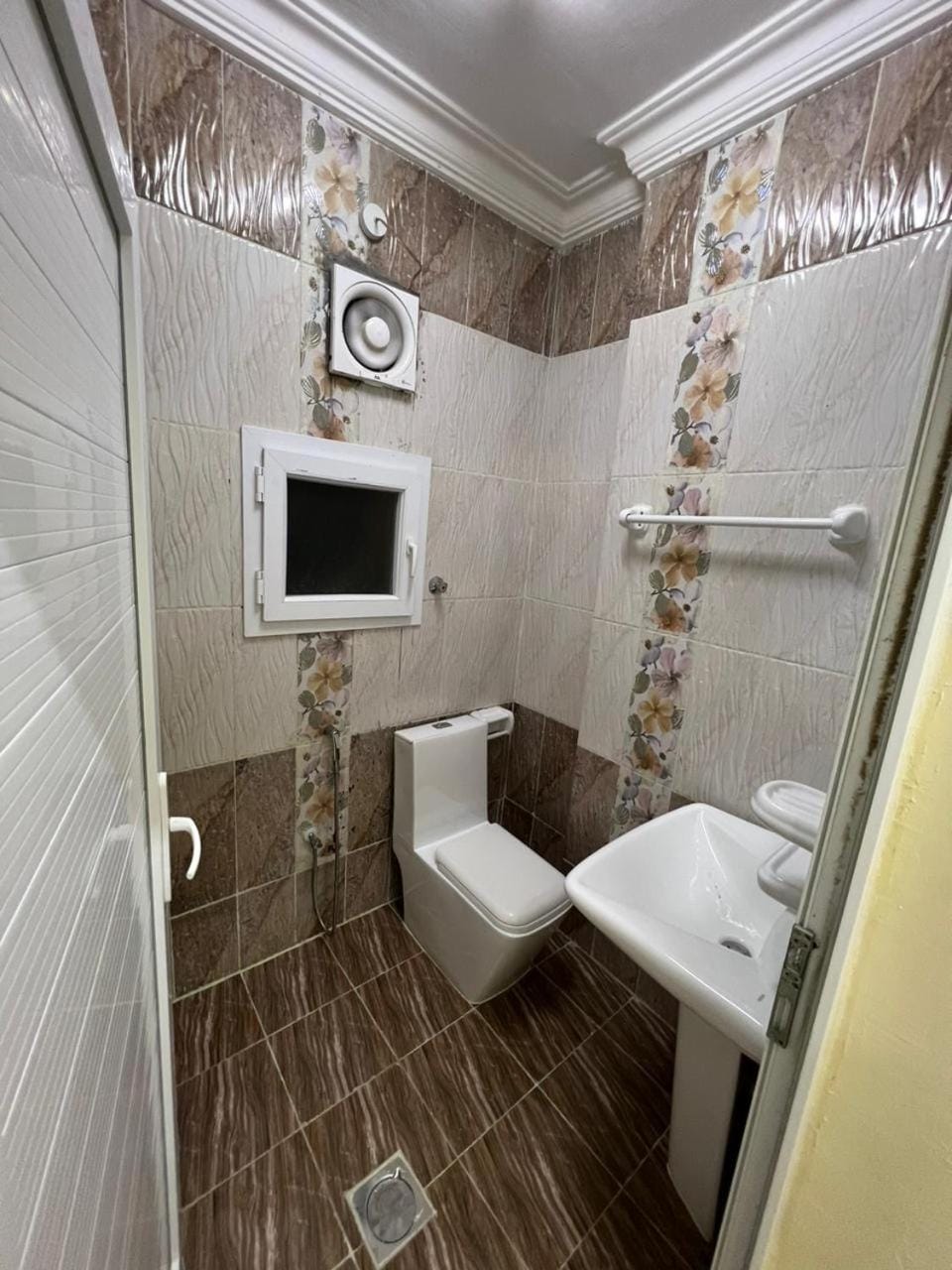 Bathroom, TV and multimedia, Bath, towels
