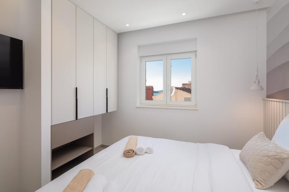 Bed, TV and multimedia, Photo of the whole room, Bedroom, towels, wardrobe