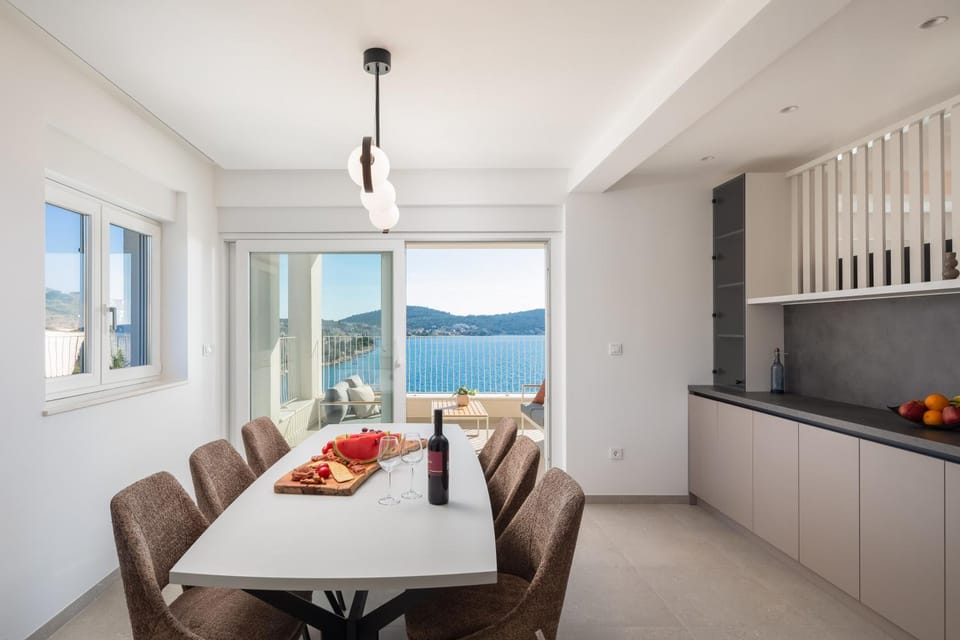 Food and drinks, Dining area, Sea view