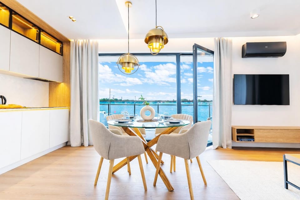 Living room, Lake view